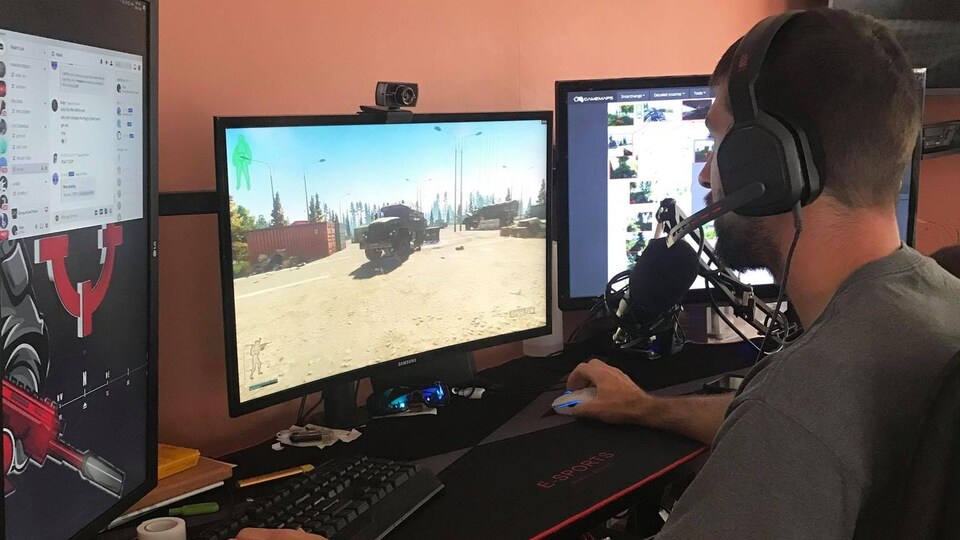 Carl Bonnieul joue à des jeux vidéo devant ses écrans d'ordinateur.