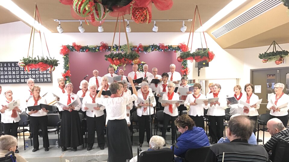 Les membres de la chorale du Château de Sturgeon Falls en performance musicale. Chaque année depuis 40 ans, la chorale présente un concert de Noël pour les résidents de la résidence Au Château.