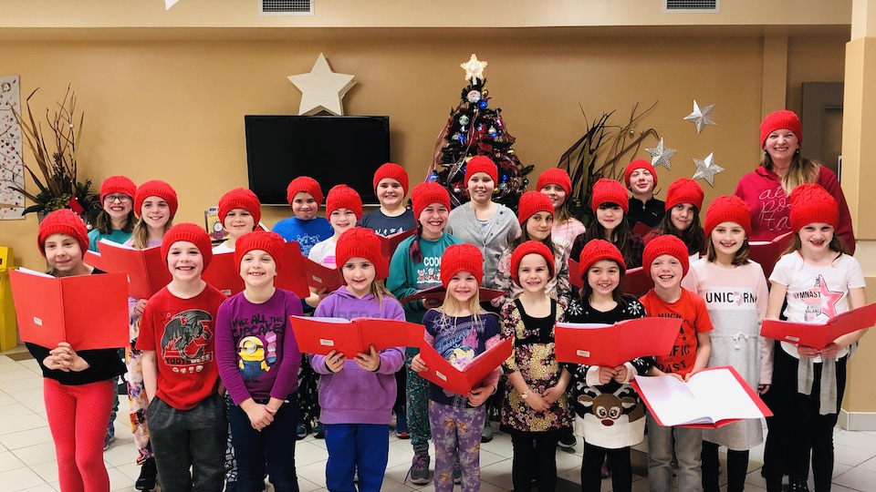 La chorale scolaire de l'école Ste-Marie d'Azilda dans le Grand Sudbury