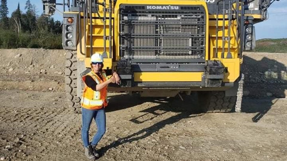 Cindy devant un gros camion.