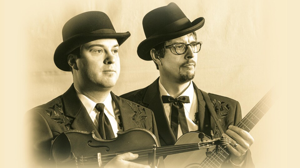 Daniel Gervais et Roger Dallaire habillés en style western.