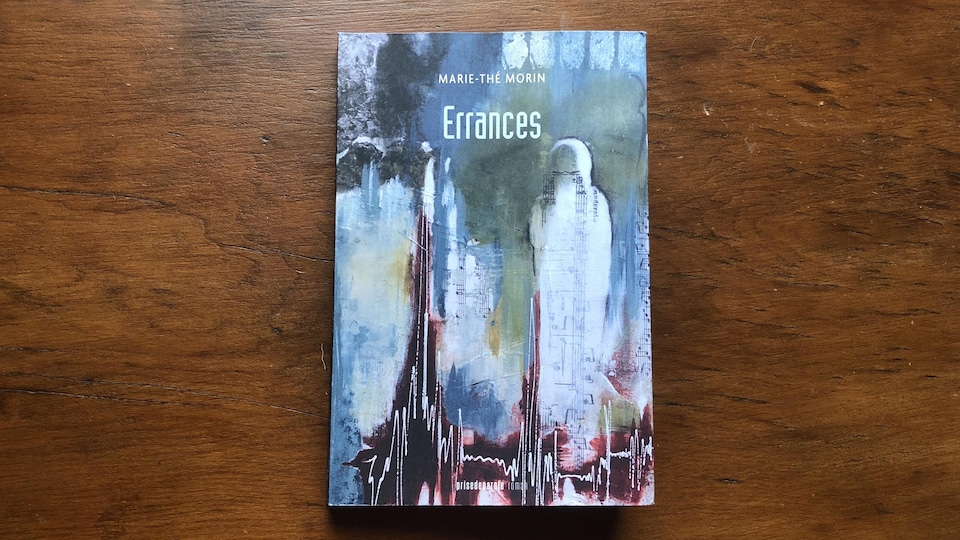 Page couverture du roman; silhouette d'un corps humain dans un paysage collage et aquarelle avec fragments de notes de musique
