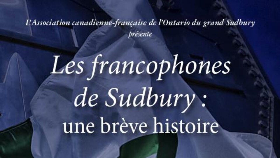 Page couverture du livret; titre présenté sur un arrière-plan du drapeau franco-ontarien et du gros cinq cenne de Sudbury