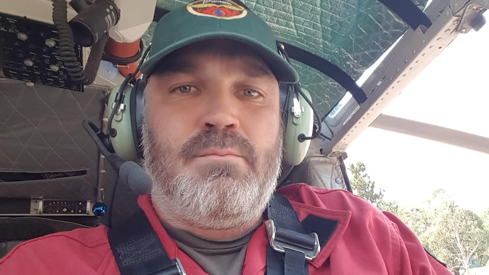 Jamie Gaunt travaille pour le ministère des Richesses naturelles de l'Ontario depuis une vingtaine d'années. On le voit ici en hélicoptère.