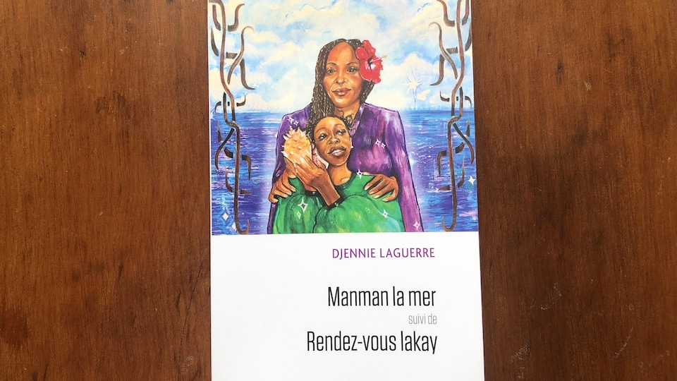 Page couverture du livre; illustration de deux femmes devant l’océan