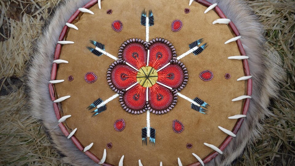 Un coussin orné de perlage autochtone