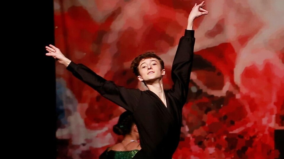 Photo professionnelle du danseur de ballet Noah Blais en pleine performance.