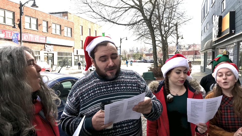 L'équipe de la Galerie du Nouvel-Ontario (GNO) chante pour le public qui attend l'ouverture du Nouveau Louvre.
