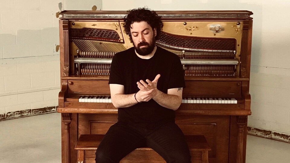 L'artiste devant un piano.
