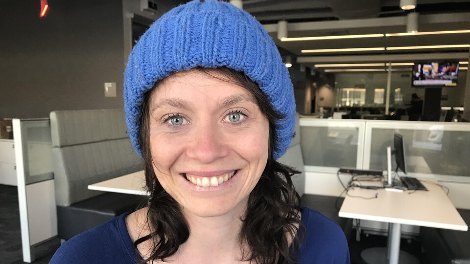 Visage de Rébecca Déraspe souriante et regardant directement l'objectif. 