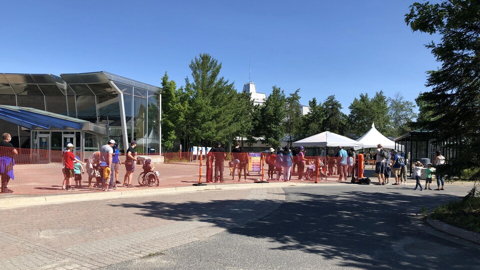 Plusieurs familles forment une file d'attente devant Science Nord.