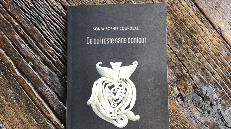 Le livre de Sonia-Sophie Courdeau sur une table en bois.