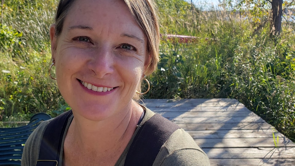Sophie Anne Edwards en plein air, sur un quai