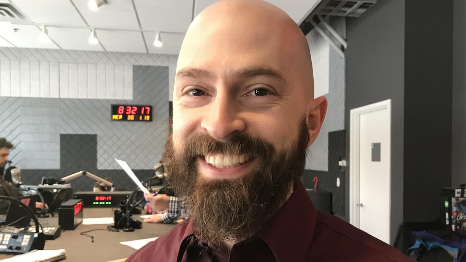 Martin Lajeunesse dans les studios de Radio-Canada à Sudbury