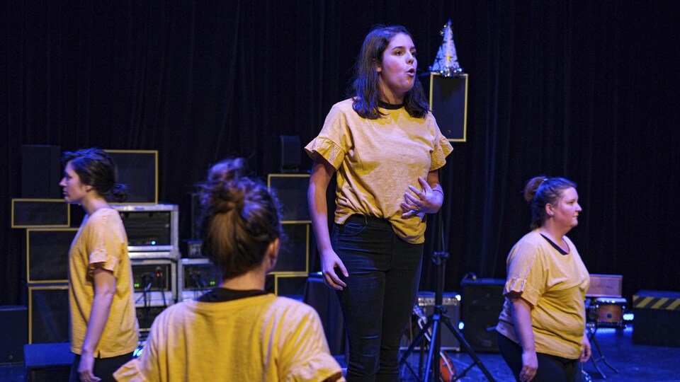 Quatre comédiennes sur scène, entourées d'équipement musical