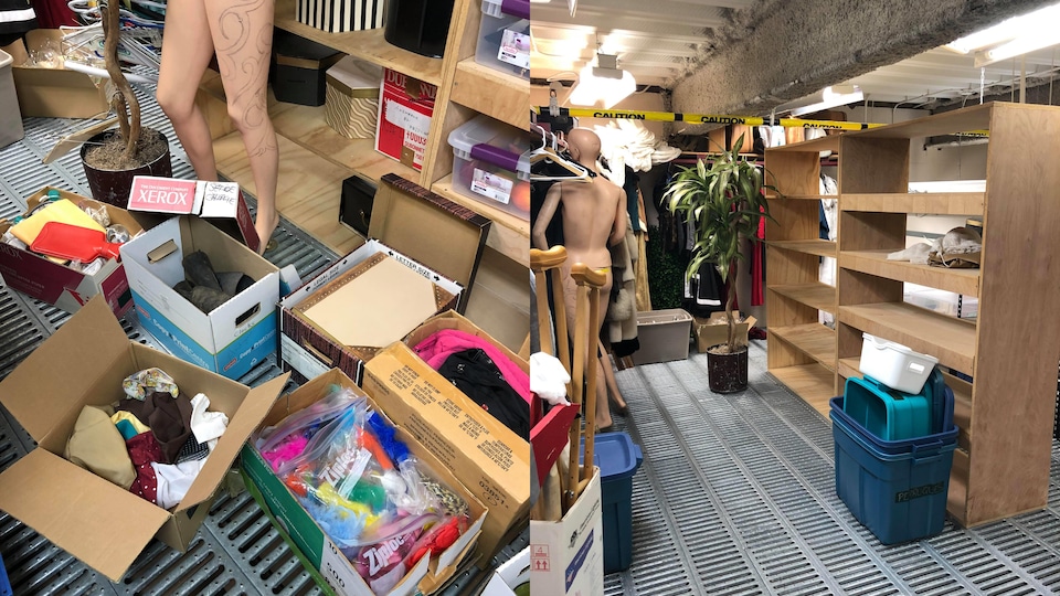 Plusieurs boîtes pleines d'objets hétéroclites dans une remise gréée, entre autres, d'un mannequin à la jambe tatouée.