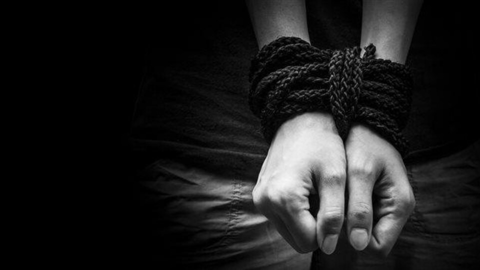 Des mains liées.