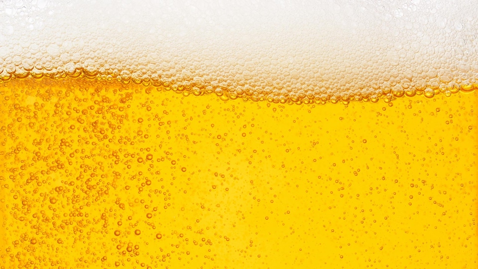 Des bulles se forment dans un verre de bière.