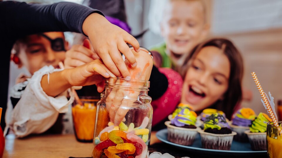 Des enfants mangent des bonbons.