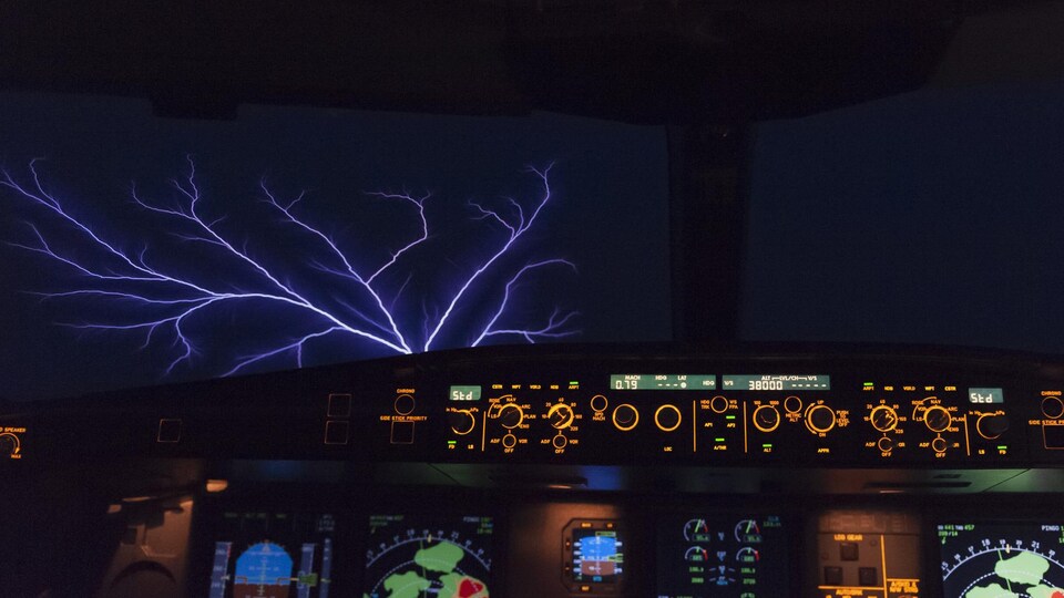 Un feu de Saint-Elme apparaît à l'extérieur d'un avion, en pleine nuit.