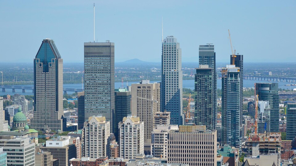 Une vue aérienne montre des gratte-ciel à Montréal.