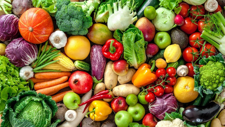 Une photo prise d'un assemblage de fruits et de légumes frais.
