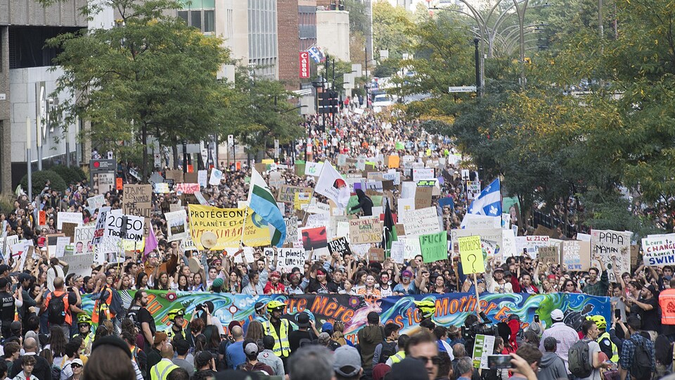 Des manifestants marchent pour le climat.