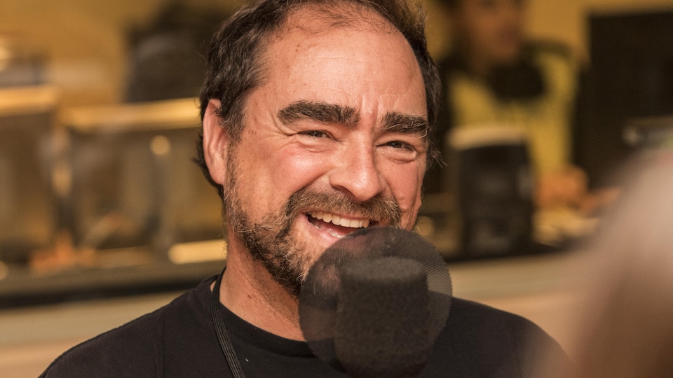 L'auteur et dessinateur Michel Rabagliati sourit en studio.