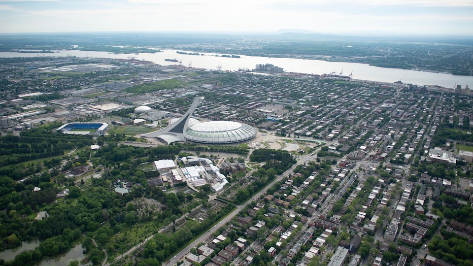 Vue aérienne du stade olympique de Montréal et d'une partie du quartier Hochelaga-Maisonneuve