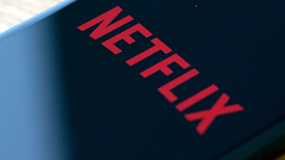 Un téléphone intelligent affiche le logo de Netflix.