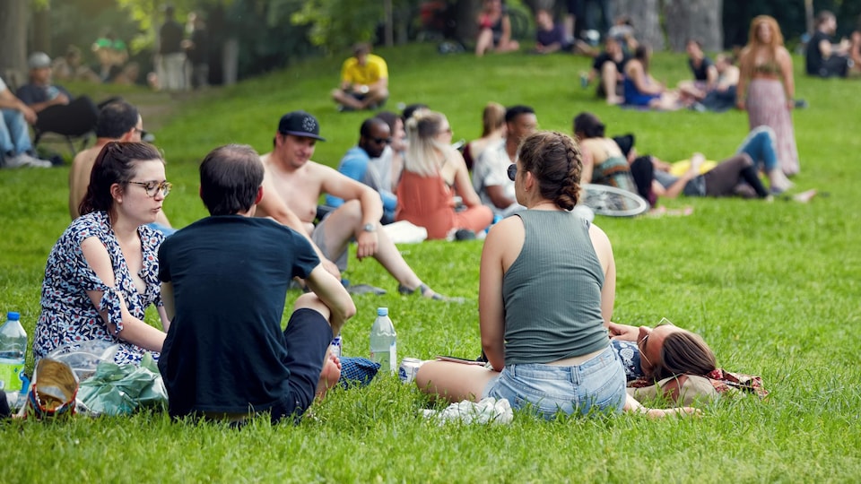 Des personnes se rassemblent dans un parc public de Montréal.