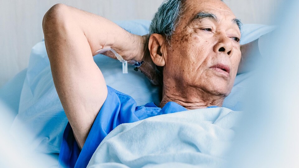 Un patient est alité à l'hôpital.
