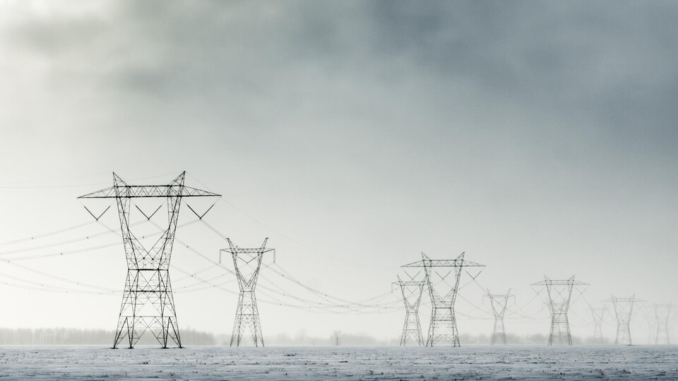 Une ligne à haute tension se dresse dans la région de Saint-Hyacinthe en Montérégie.