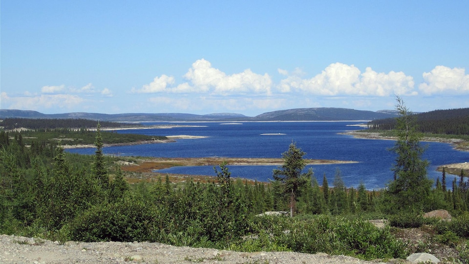 Une vue panoramique du réservoir Caniapiscau.