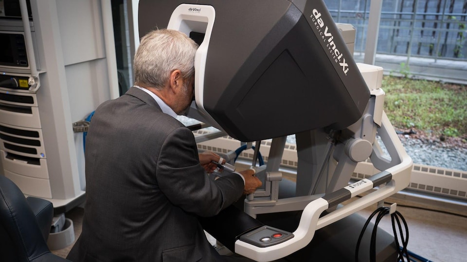Un membre du personnel de l'Institut de cardiologie de Montréal utilise le robot da Vinci Xi.