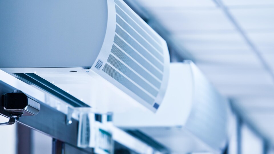 Une photo est prise d'un système de ventilation à l'intérieur d'un édifice.