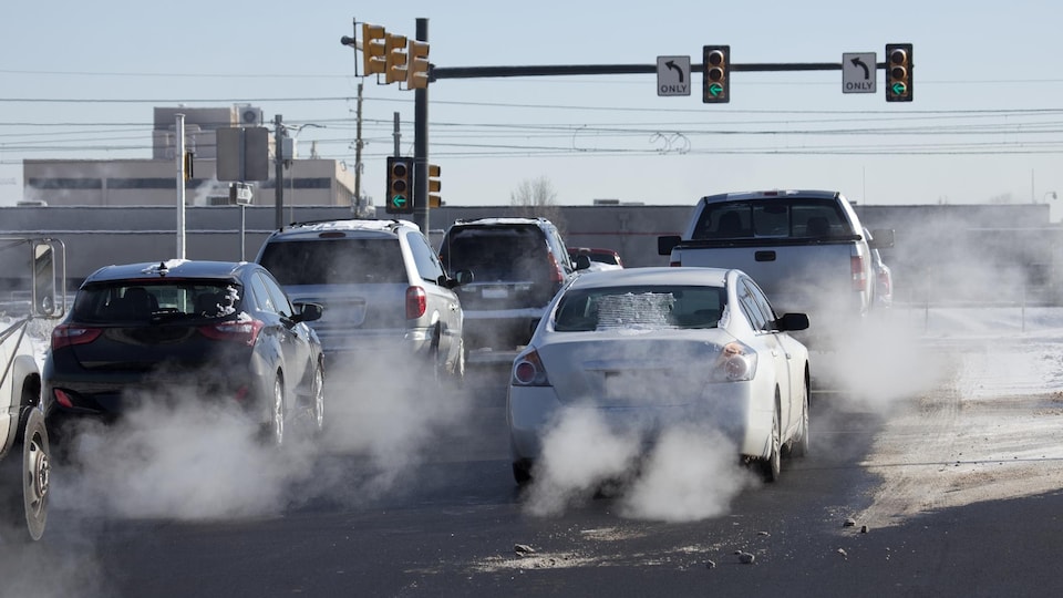Des voitures laissent échapper des émissions polluantes.