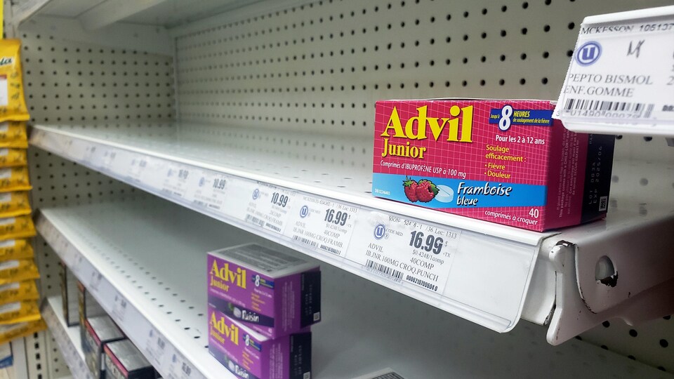 Des tablettes d'une pharmacie sont presque vides dans la section des médicaments pour enfants.