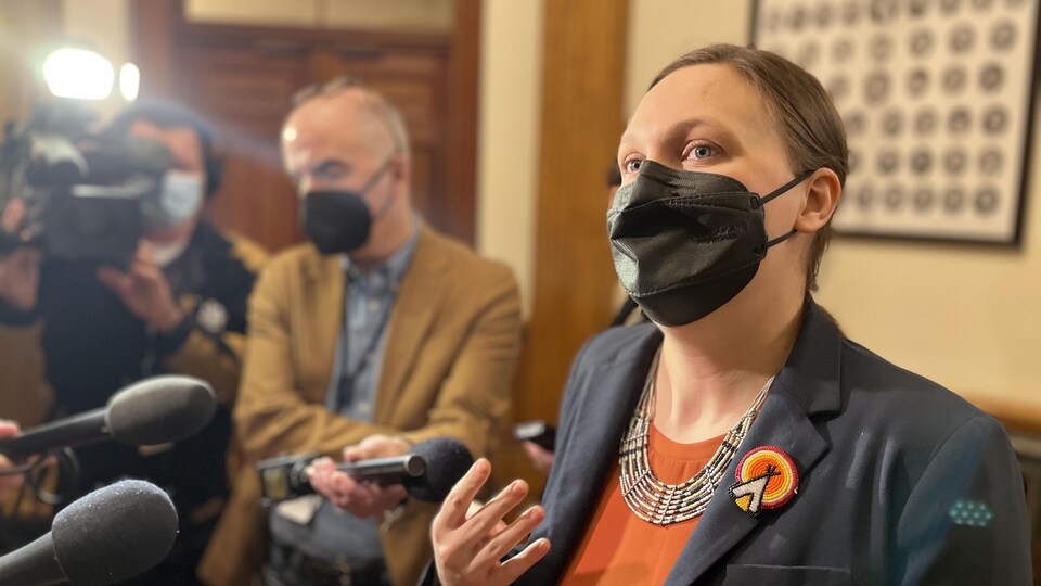 Megan Mitton en mêlée de presse.
