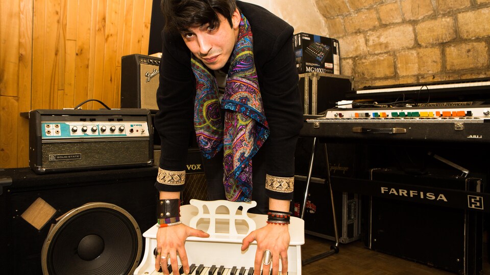L'artiste entouré d'instruments et d'amplificateurs de son.