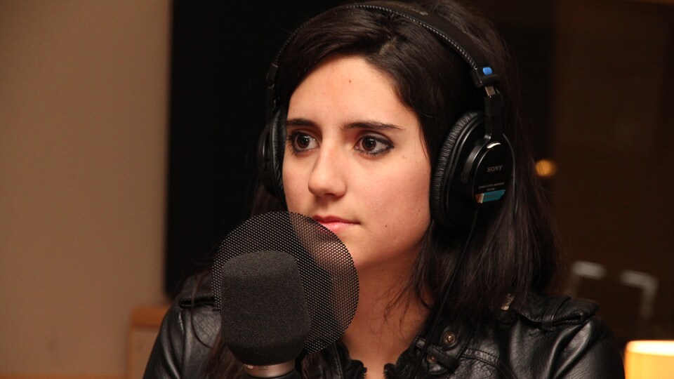 Elle donne une entrevue à la radio.