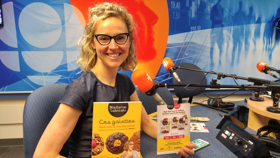 Mériane Labrie, en studio, avec son livre Ces galettes dont tout le monde parle