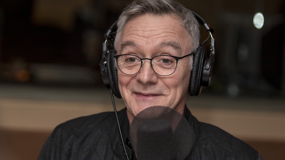 Michel Marc Bouchard sourit dans un studio de radio.