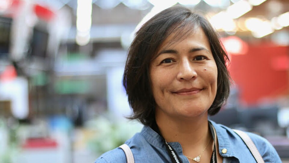 Une femme souriante en gros plan.