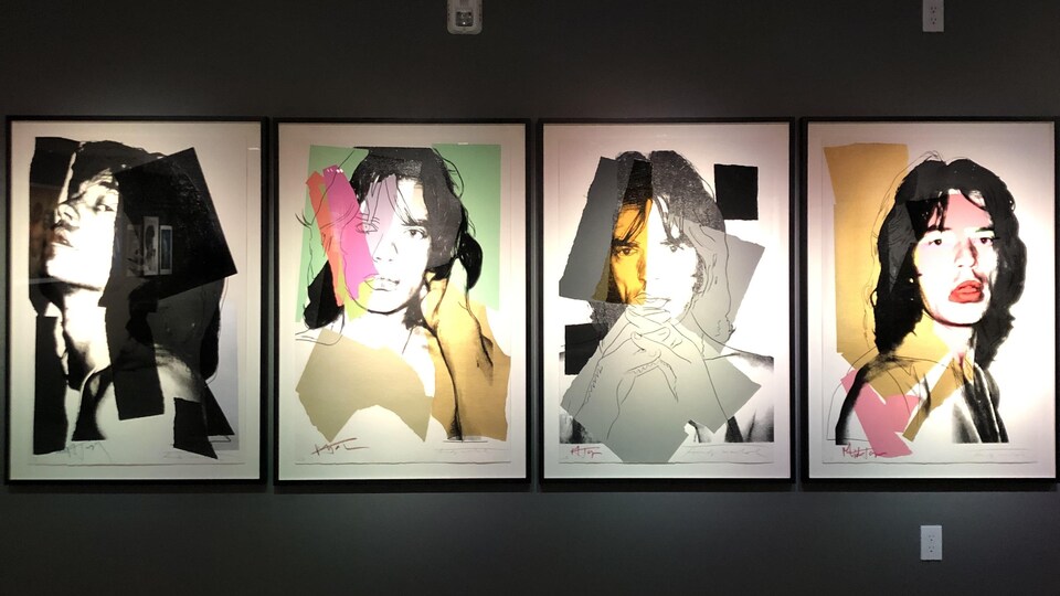 Quatre collages colorés de l'artiste Andy Warhol représentant Mick Jagger.