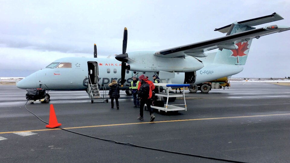 Des passagers qui embarquent dans un avion d'Air Canada.