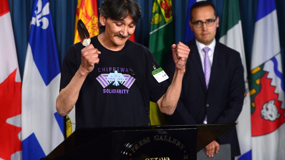 Jerry Natanine, chef de la communauté et ancien maire de Clyde River, lors d'une conférence de presse sur la colline du Parlement suite à une décision devant la Cour suprême du Canada à Ottawa le mercredi 26 juillet 2017. A droite : Nader Hasan, conseiller juridique de Clyde River.