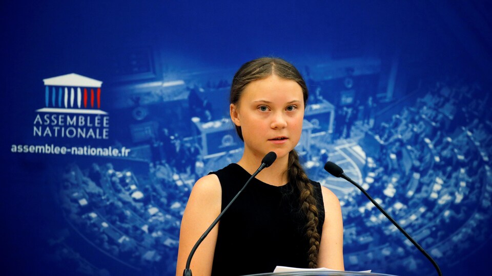 La militante environnementale suédoise Greta Thunberg prononce un discours devant des membres du Parlement français à l'Assemblée nationale à Paris, le 23 juillet 2019.