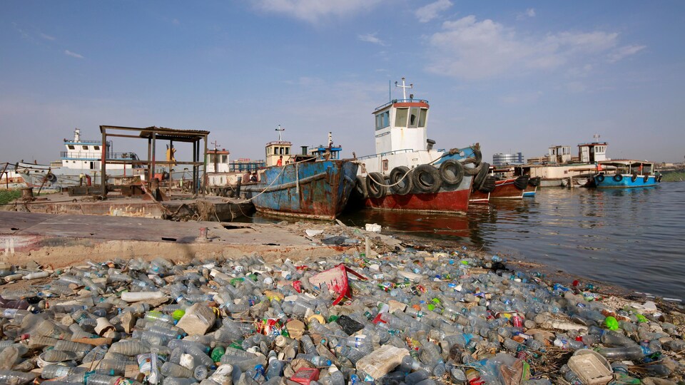 Des déchets de plastique s’empilent près des épaves de la rivière Chatt el-Arab à Bassorah.