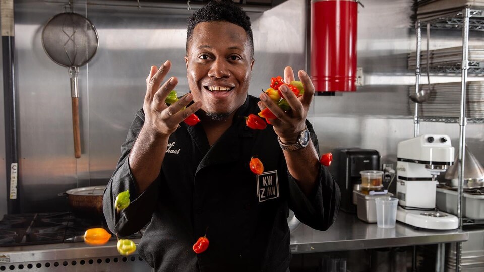 Mike Lafaille sourit en laissant tomber des piments forts sur le comptoir.